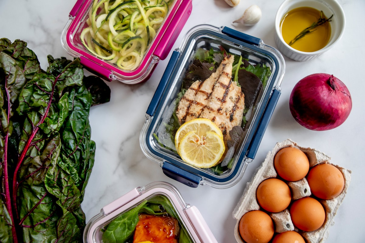 Weekly meal planning with organized groceries